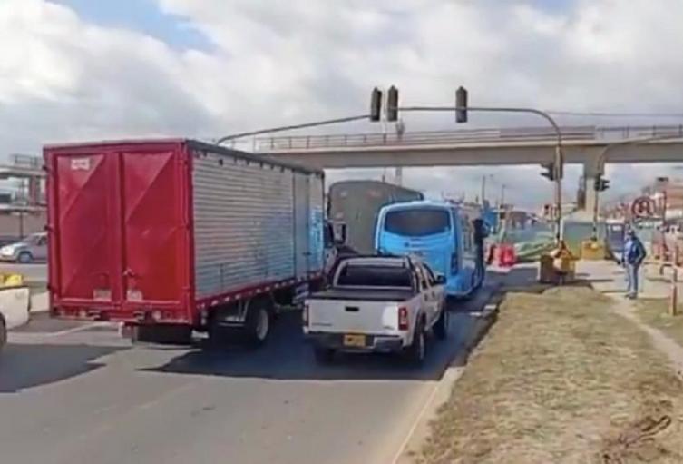 Trancón en Soacha por arreglo de tubo de gas roto
