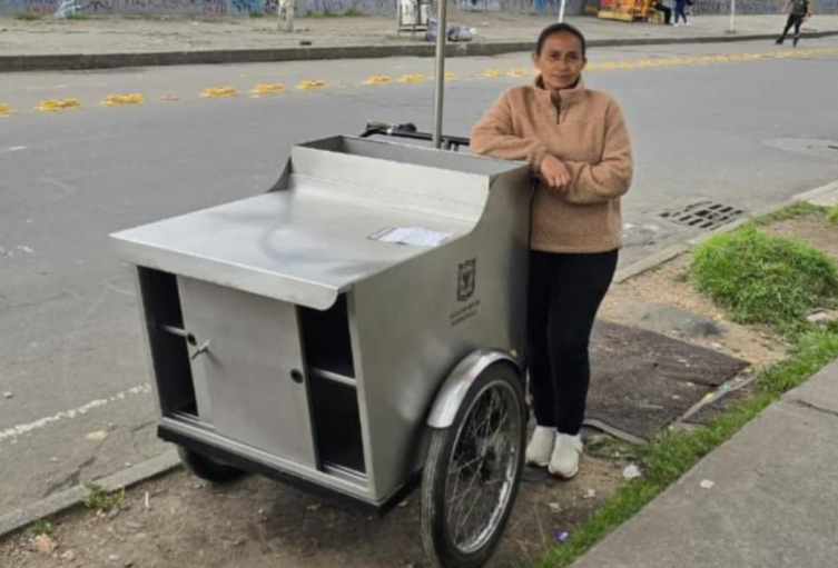 Con nuevos triciclos, vendedores de Santa Fe y La Candelaria estrenan chance de vender con estilo