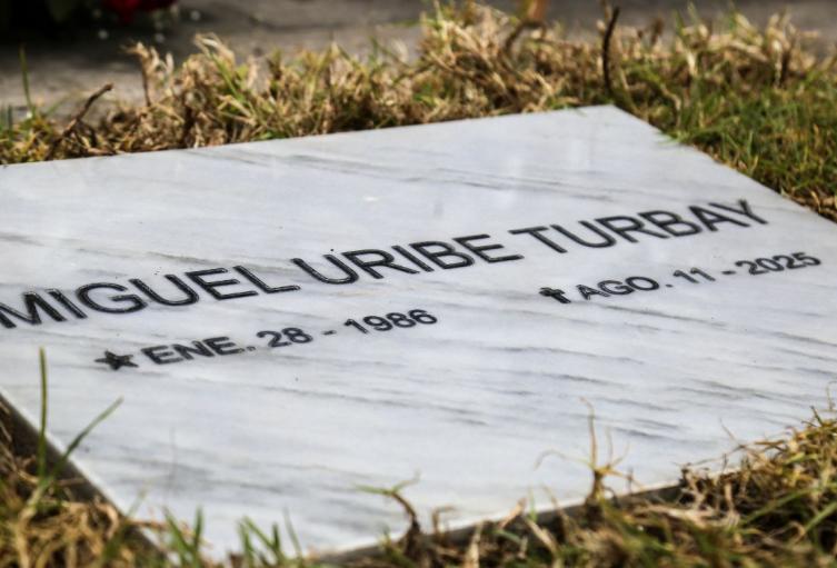 Menor que le disparó a Miguel Uribe ya tiene sanción Tumba de Miguel Uribe, a propósito de la sanción al menor que le disparó