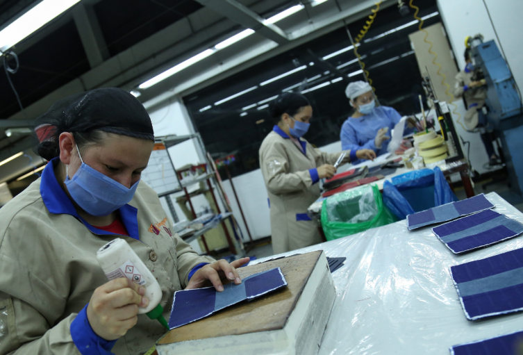 Sueldos tentadores y contrato fijo son uno de los beneficios que están ofreciendo las empresas a sus empleados