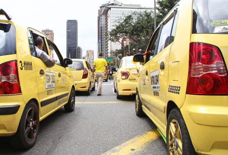 Violento robo a taxista y pasajero en Bogotá: quedaron de una sola pieza Violento robo a taxista y pasajero en Bogotá: quedaron de una sola pieza