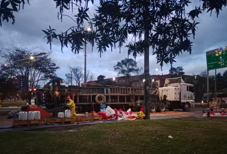 Volcamiento de tractocamión en occidente de Bogotá