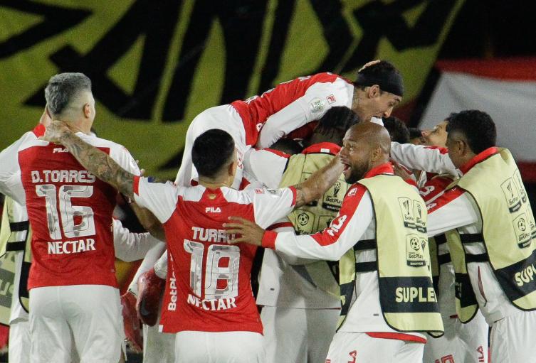 [Video] Velásquez marcó doblete y Santa Fe derrotó al América en casa