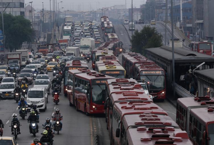 Accidente causa tremendo trancón