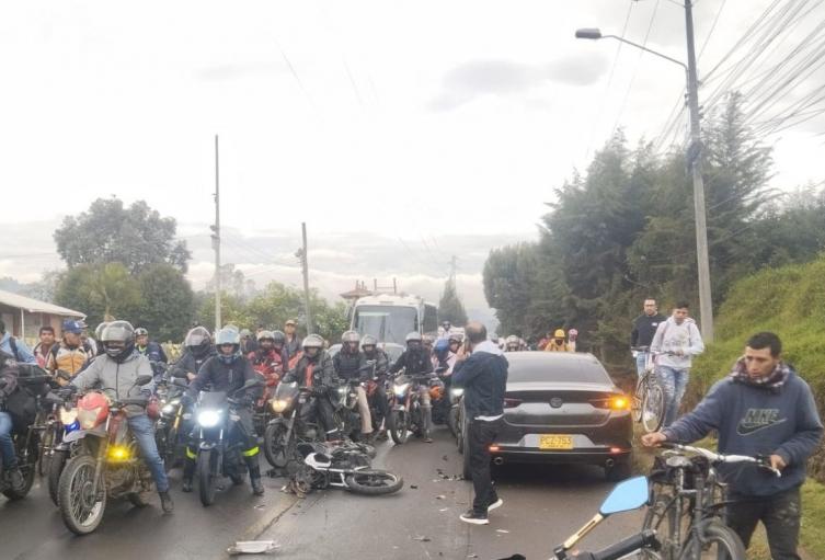 Suba colapsada por accidente: motociclista quedó tendido en el suelo