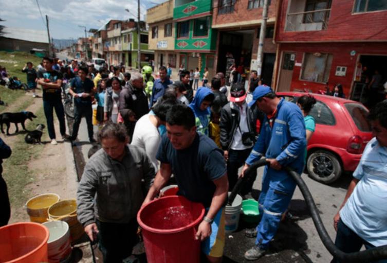 Acueducto cierra la llave en Bogotá más de 100 barrios sin agua