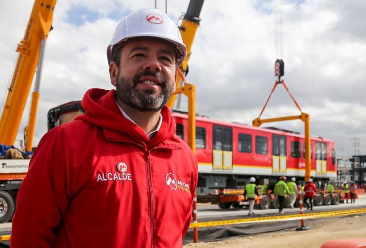 Alcalde Carlos Fernando Galán, recibiendo el Metro de Bogotá