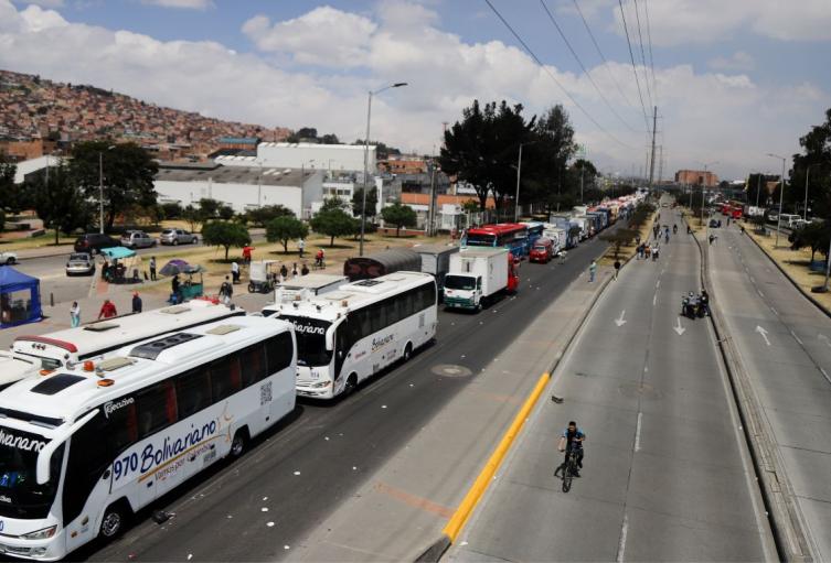 Autopista Sur de Bogotá (imagen de referencia) Buses represados en trancón en la Autopista Sur