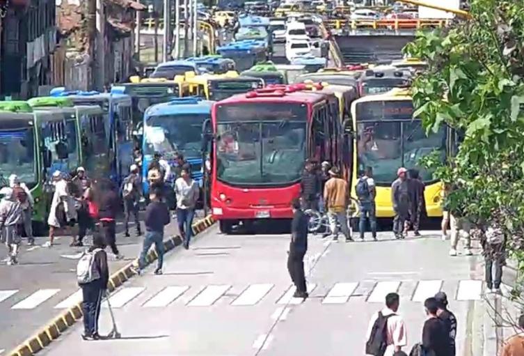 Manifestantes en el centro de Bogotá bloquean la vía