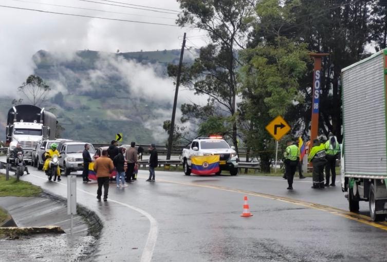 Bloqueos en vías al Llano