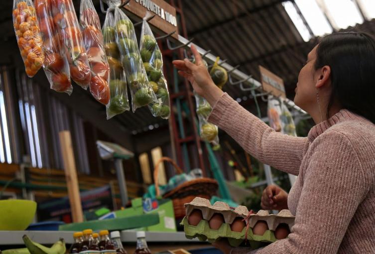 Bono alimentario en Bogotá Mujer haciendo mercado en Bogotá