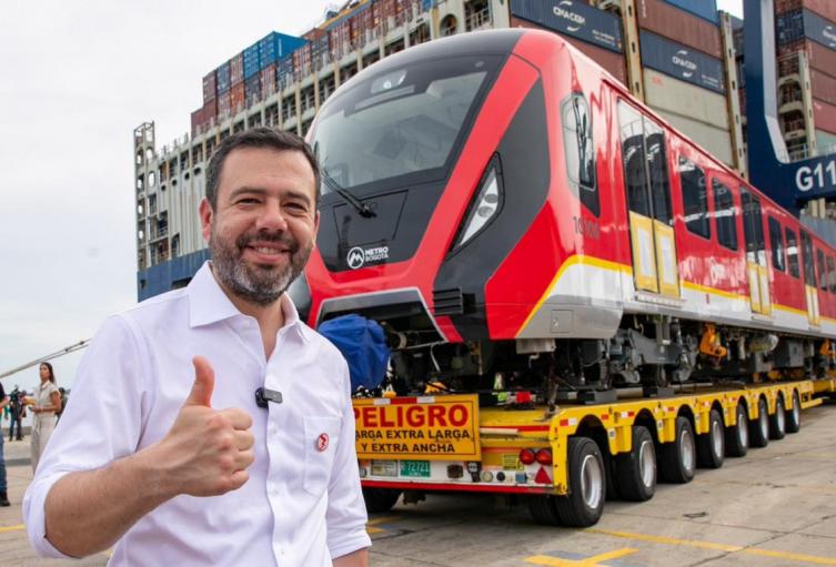 Carlos Fernando Galán, con el primer tren del Metro de Bogotá Carlos Fernando Galán, con el primer tren del Metro de Bogotá