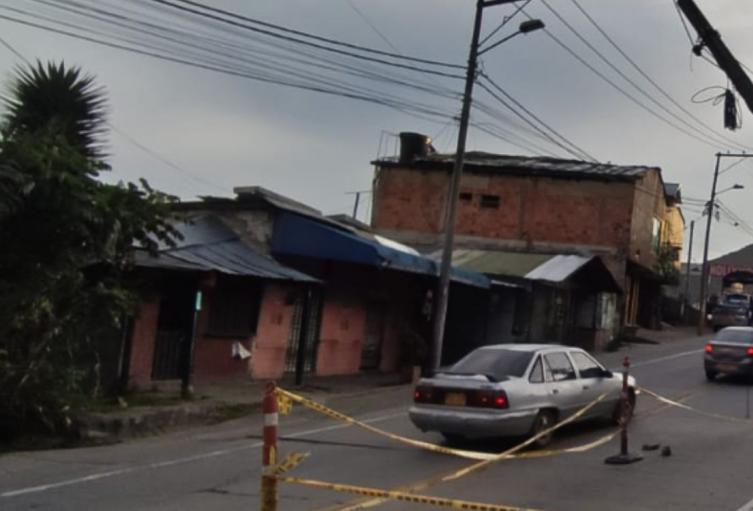 Poste a punto de caer causa cierre y caos en la vía Bogotá – La Calera Poste a punto de caer causa cierre y caos en la vía Bogotá – La Calera