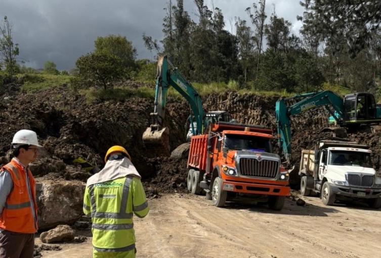 Maquinaria en la vía al Llano. Septiembre 2025.