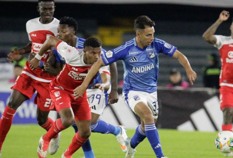 Millonarios vs Santa Fe Jugadores de Millonarios y Santa Fe disputando el balón
