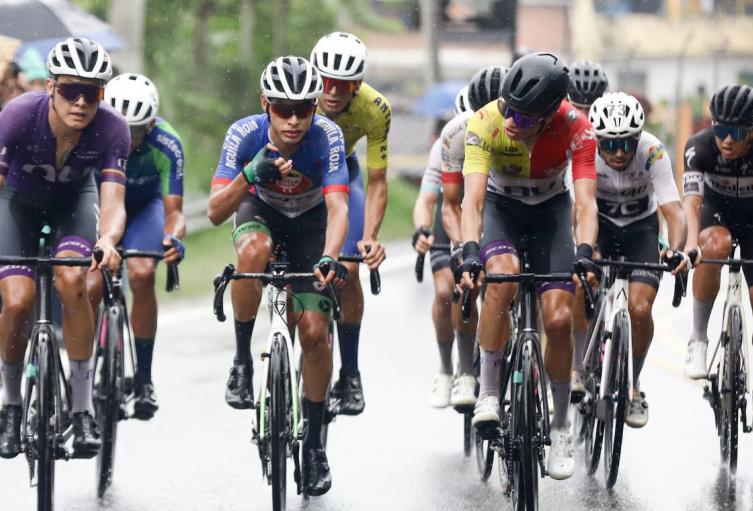 Clásico RCN Ciclistas corriendo el Clásico RCN