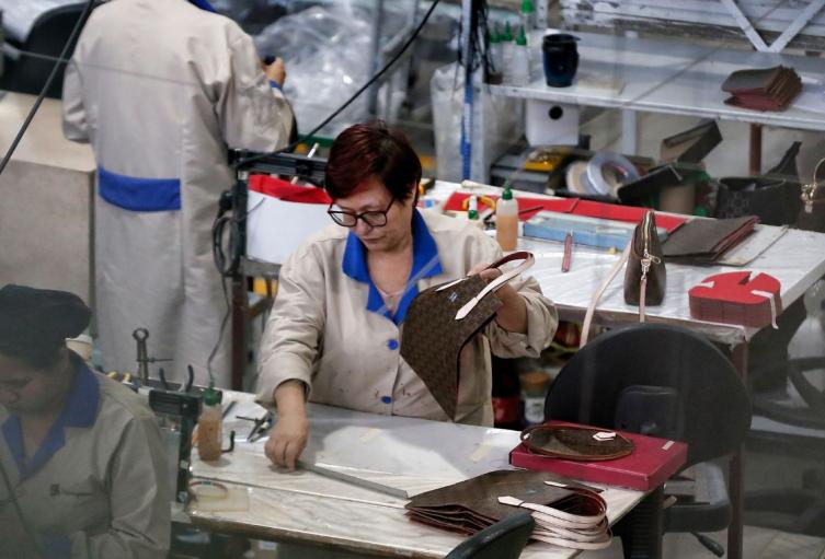 Convocatoria de empleo en Bogotá Mujer trabajando en fábrica de Bogotá