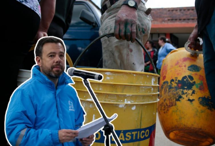 Cortes de agua en localidades de Bogotá Ciudadanos recogiendo agua ante el corte en el servicio
