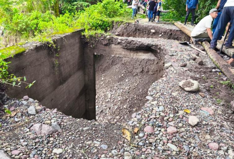Deslizamientos en Cundinamarca Deslizamiento afecta vía clave en Cundinamarca