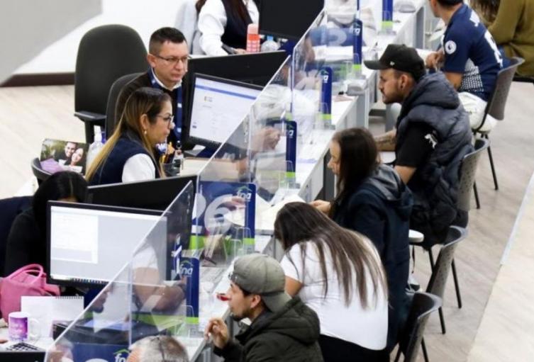 Fondo Nacional del Ahorro Personas haciendo trámite ante el Fondo Nacional del Ahorro