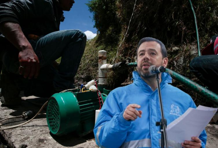 Fraude de agua en Bogotá Alcalde Carlos Fernando Galán atendiendo asuntos del acueducto