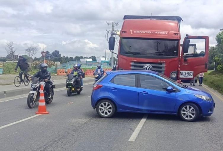 Trancón monumental en Autonorte con 201 por choque entre carro y camión