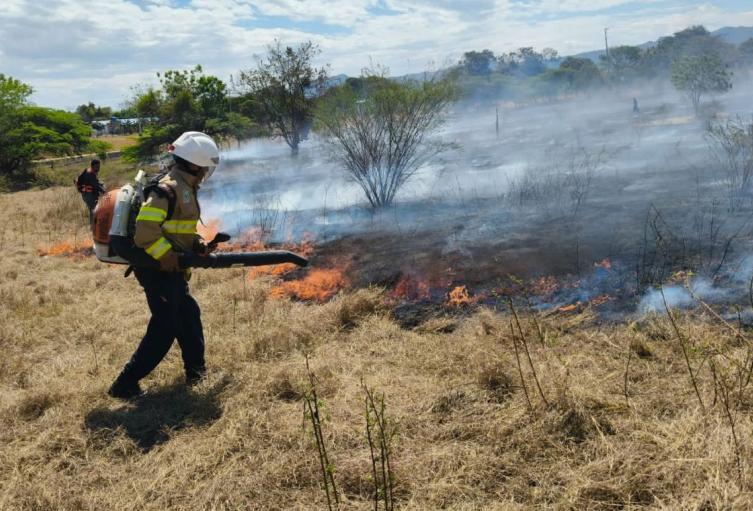 Incendios en Cundinamarca Cuerpo de bomberos controlando incendios en Cundinamarca