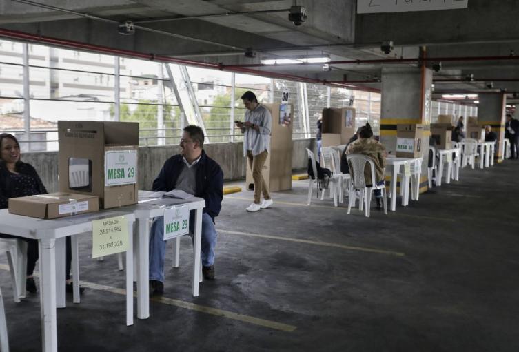 Jurados de votación (imagen de referencia) Jurados de votación cuidando las urnas en jornada electoral