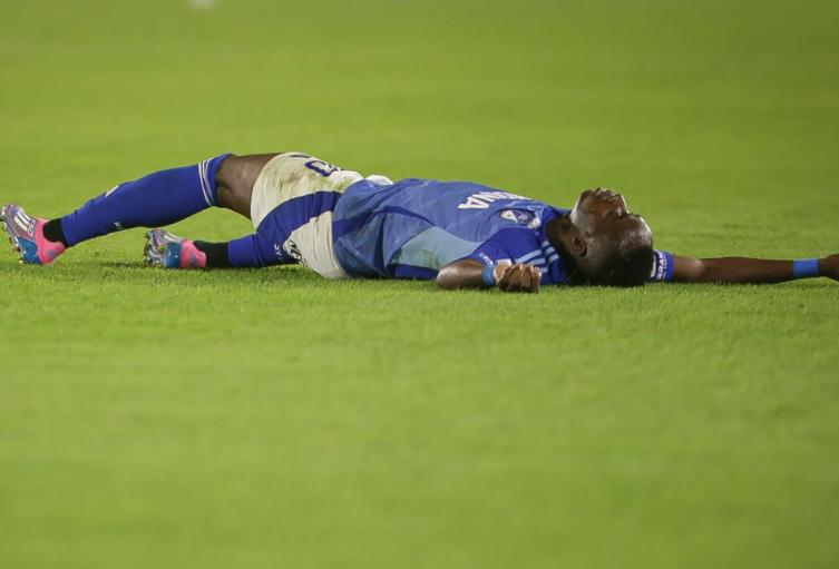 Millonarios cayó ante Envigado en Copa BetPlay Jugador de Millonarios en el suelo en un partido.