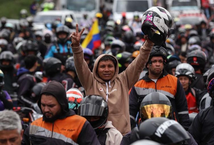 Motociclistas en Bogotá (imagen de referencia) Motociclistas haciendo jornada de paro en Bogotá
