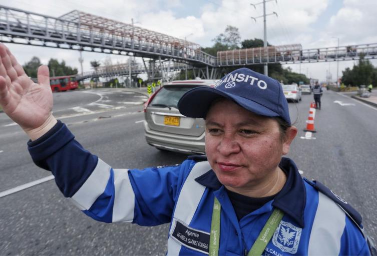Multas de tránsito (imagen de referencia) Agente de tránsito en puesto de control