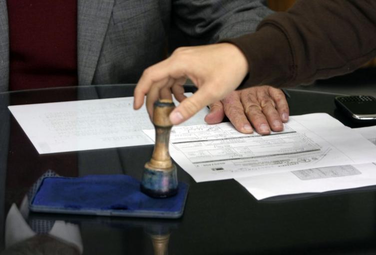 Notarías en Bogotá (imagen de referencia) Notario firmando documento en notaría