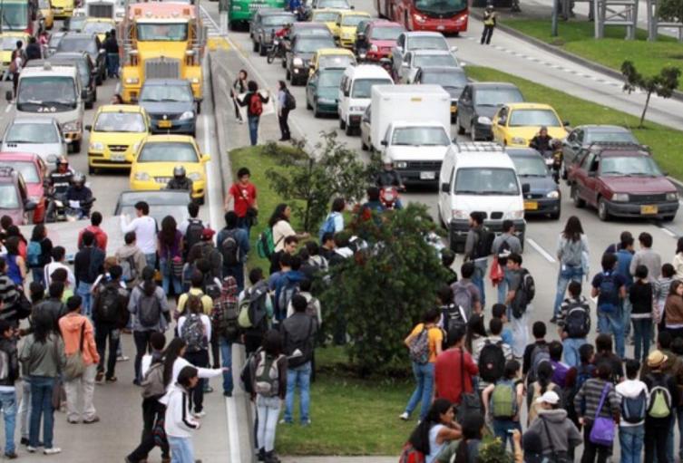 Obras del Acueducto complican la NQS Sur buses de TM ruedan despacio