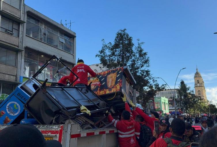 Autoridades de Bogotá decomisando carro de comidas