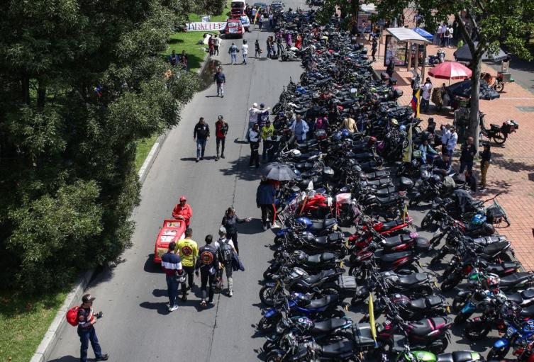 Paro de motociclistas en Bogotá Motociclistas bloqueando vía de Bogotá en paro.