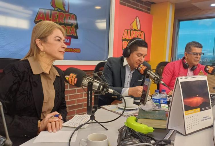 Patricia Duque, ministra del Deporte, en la cabina de Alerta Bogotá