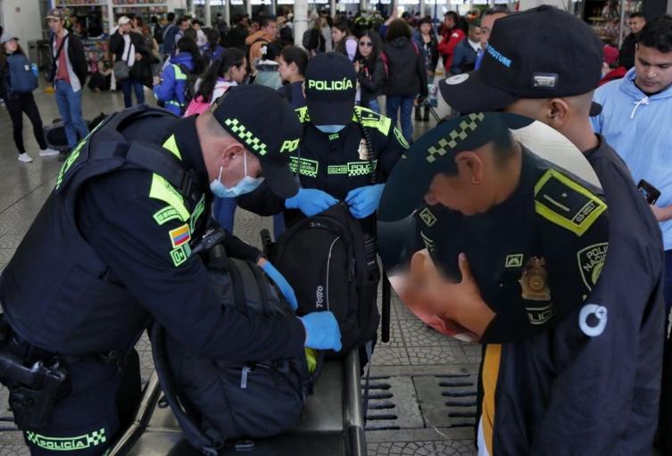 Policía amamantando a bebé Policía amamantando a bebé en el Terminal