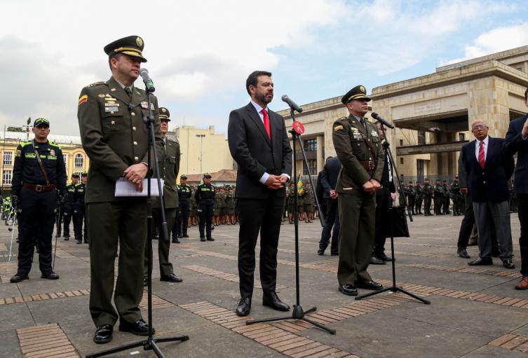 Alcalde Carlos Fernando Galán con la Policía Metropolitana de Bogotá