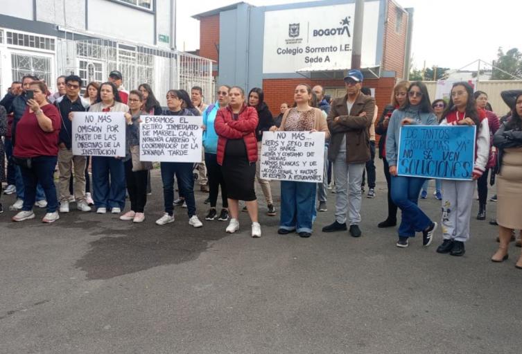 Graves denuncias en colegio de Bogotá: padres quieren fuera a la rectora Graves denuncias en colegio de Bogotá: padres quieren fuera a la rectora