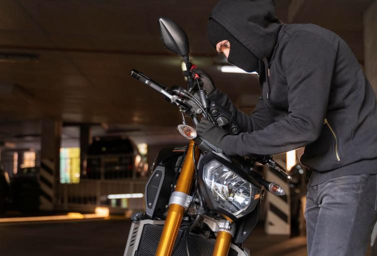 En una salida con excompañero en el Restrepo, mujer terminó sin moto ni celular