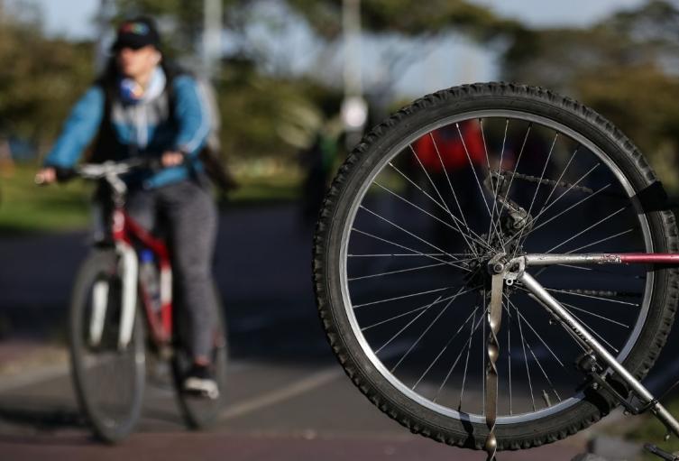 Semana de la bicicleta en Funza (imagen de referencia) Mujer montando bicicleta en la ciclovía
