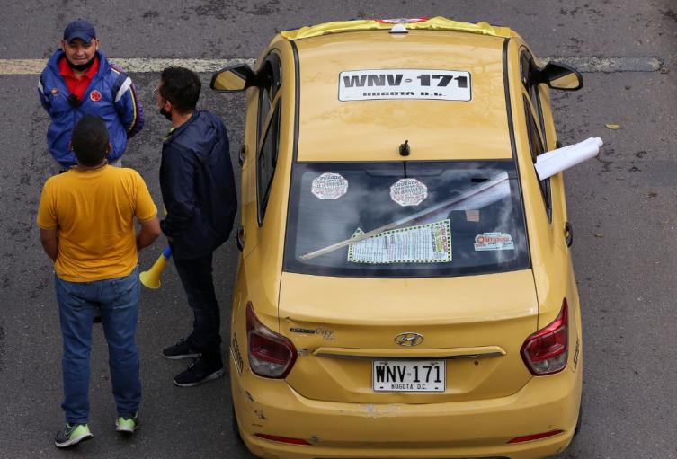 Taxistas deben pagar seguro y tarjeta de operación Taxistas en Bogotá
