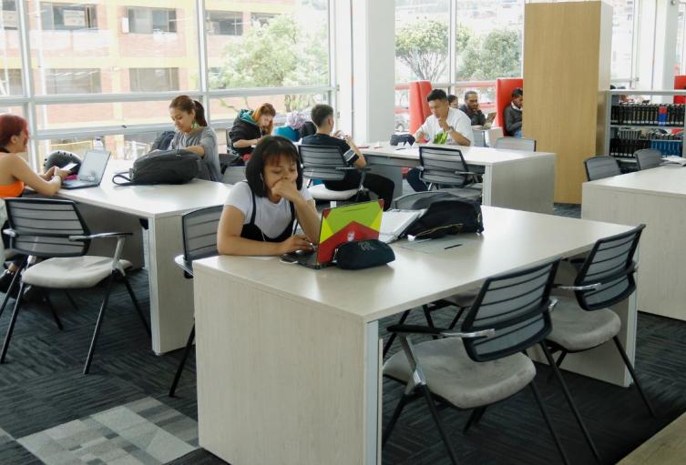 Estudiantes en la biblioteca de la Universidad Distrital