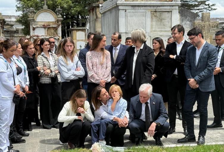 María Claudia Tarazona, Miguel Uribe Londoño y su familia recordaron al asesinado senador Miguel Uribe Turbay