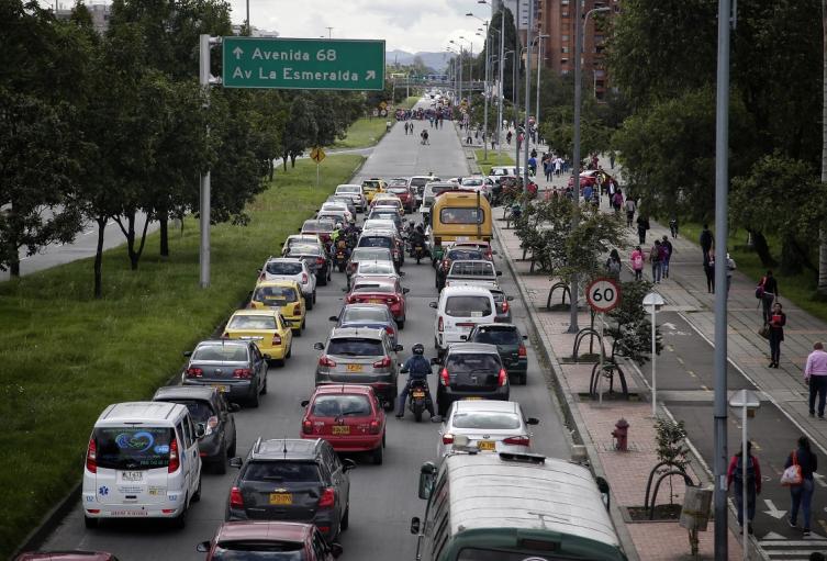 Manifestantes bloquean la Calle 26 y estación Salitre - El Greco Manifestantes bloquean la Calle 26 y estación Salitre - El Greco