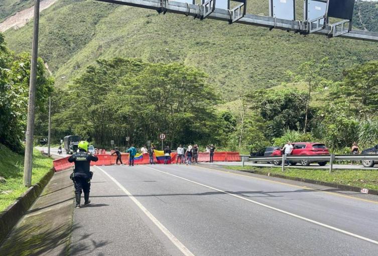 Protesta de transportadores en la vía al Llano Protesta de transportadores en la vía al Llano