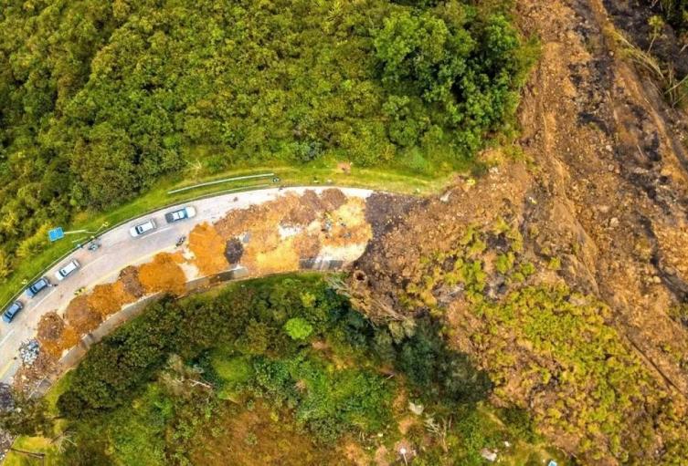 En el kilómetro 18 se iniciará la colocación de geomembranas y terraceo con maquinaria pesada, con el fin de mejorar el drenaje y permitir la remoción del material.