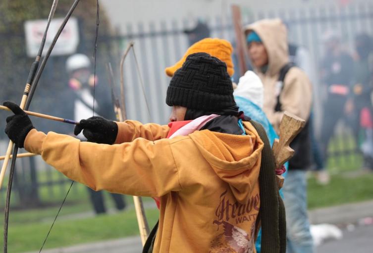 Choque de policías y encapuchados cerca de la embajada de EE.UU.