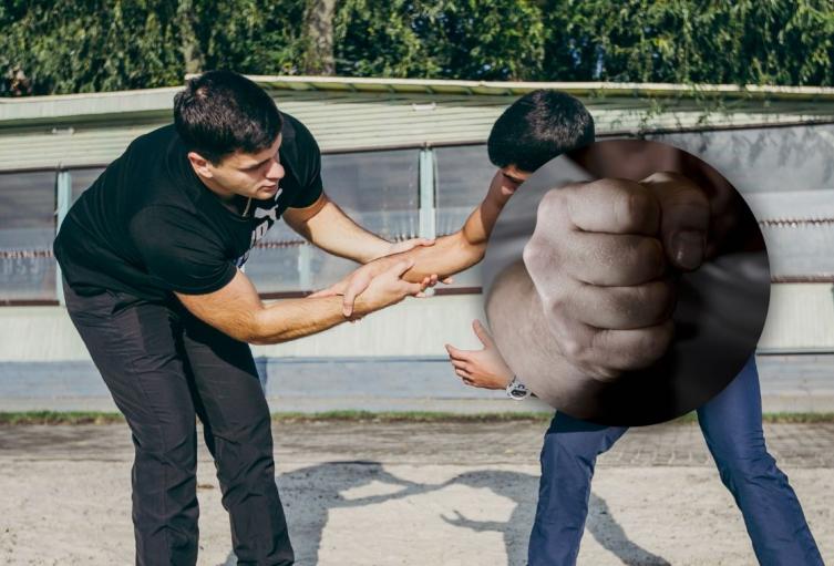 Hombres peleando a puños