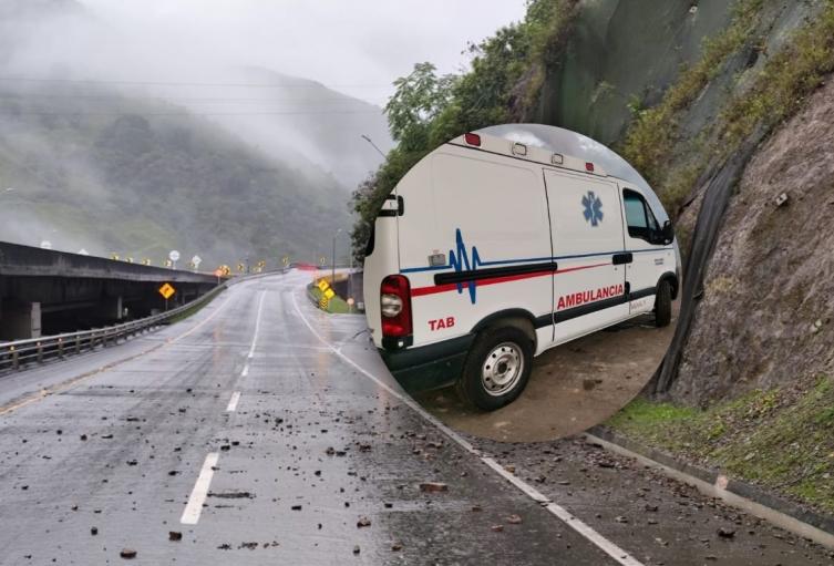 Paso de ambulancias por la vía al Llano (imagen de referencia) Paso de ambulancias por la vía al Llano